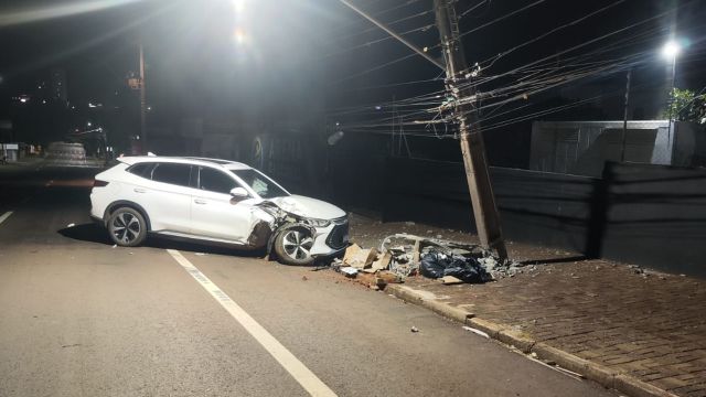Carro elétrico colide contra poste no Centro e danifica estrutura da rede elétrica