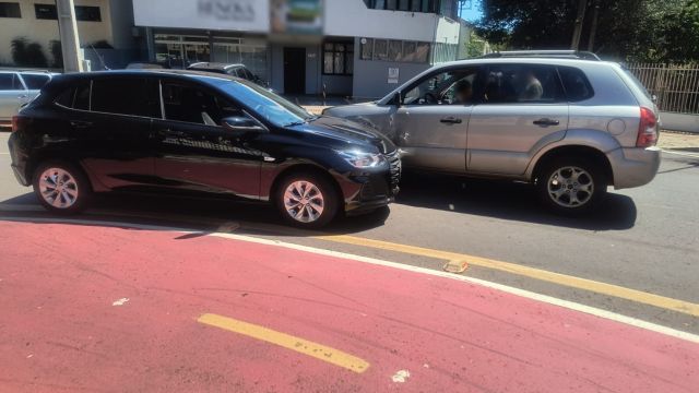 Acidente entre dois carros deixa trânsito lento por minutos em trecho movimentado de Cascavel