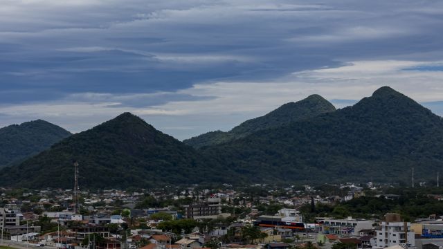 Imagem referente a notícia: Temperaturas altas no Oeste e amenas no Leste: Paraná segue dividido no fim de semana