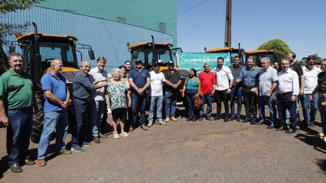 Imagem referente a notícia: Prefeitura de Cascavel fortalece área rural com entrega de tratores para agricultura familiar