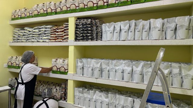 Imagem referente a notícia: Estado envia às escolas 1ª remessa de alimentos do ano com 4,6 mil toneladas