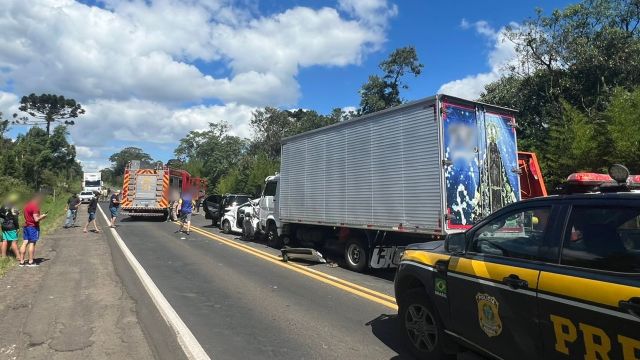 Imagem referente a notícia: Engavetamento na BR-476 deixa uma mulher morta e seis feridos em União da Vitória