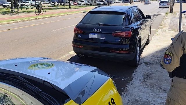 Imagem referente a notícia: Motorista sem CNH é flagrado pela PM na Avenida Brasil; Audi com R$ 9 mil em multas é recolhido