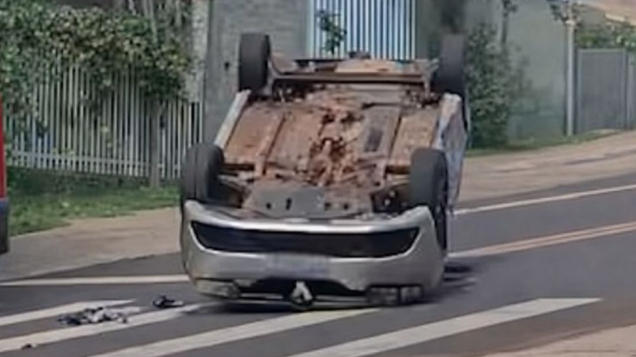 Carro capota após colisão no Bairro Santa Cruz em Cascavel