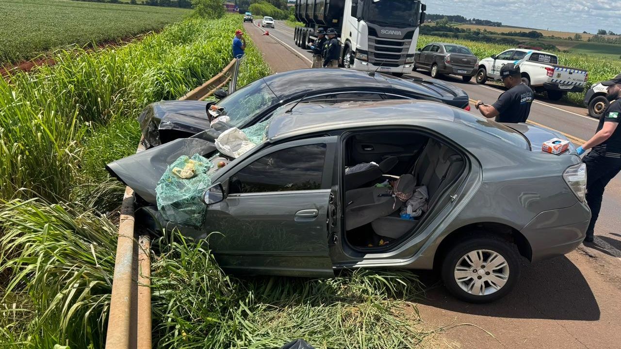 Duas pessoas morrem e outras cinco ficam feridas em acidente entre dois carros na BR-163, no Paraná