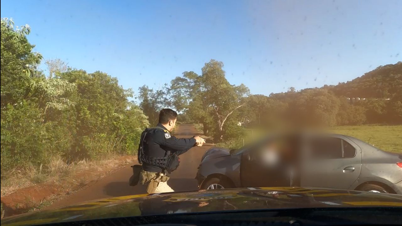 Após tentativa de fuga, PRF prende casal com drogas na região de fronteira no Paraná