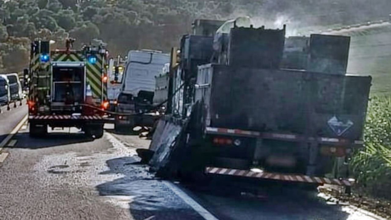 Carga de baterias pega fogo na BR-277 e mobiliza bombeiros no Oeste do Paraná