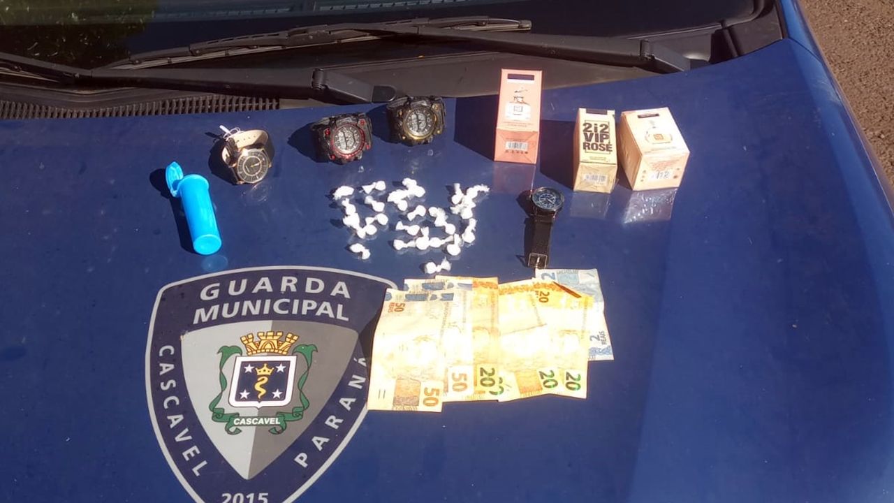 Guarda Municipal flagra tráfico e detém adolescente de 15 anos e jovem na região norte de Cascavel