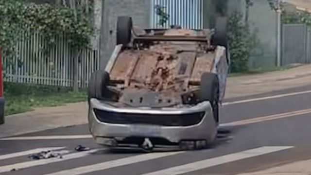 Carro capota após colisão no Bairro Santa Cruz em Cascavel