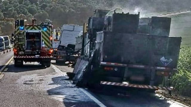 Imagem referente a notícia: Carga de baterias pega fogo na BR-277 e mobiliza bombeiros no Oeste do Paraná
