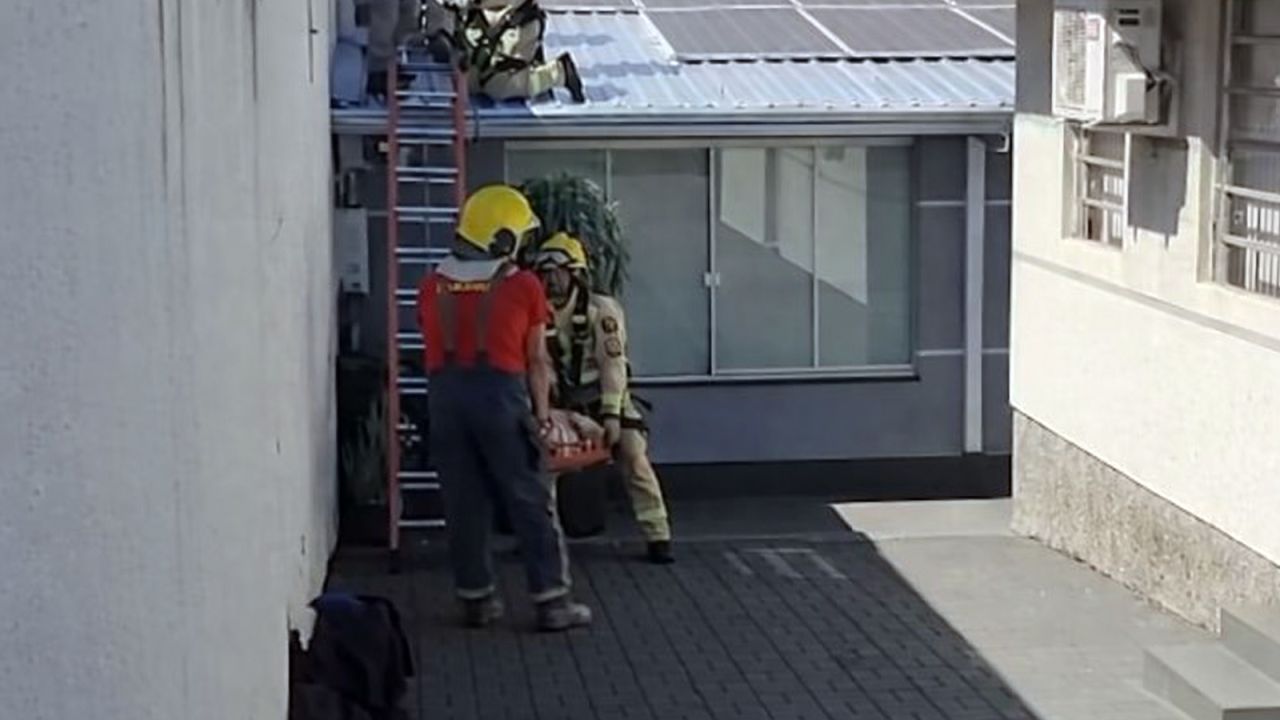 Homem sofre choque elétrico durante pintura de prédio no Bairro Guarujá, em Cascavel