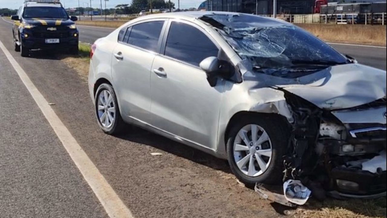 Carro capota após colidir em caminhão na marginal da BR-277 em Cascavel