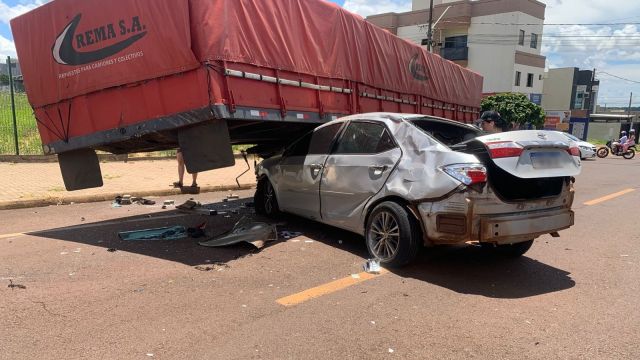 Imagem referente a notícia: Corolla capota e colide em caminhão estacionado no bairro Florais do Paraná, em Cascavel