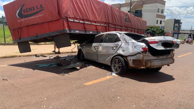 Imagem referente a notícia: Corolla capota e colide em caminhão estacionado no Conjunto Riviera, em Cascavel