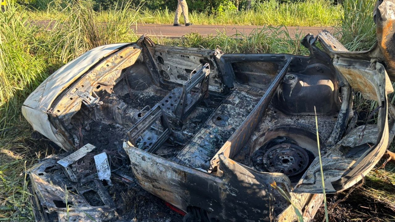 Tragédia na PR-484: veículo sai da pista, pega fogo e deixa uma vítima fatal em Capitão Leônidas Marques