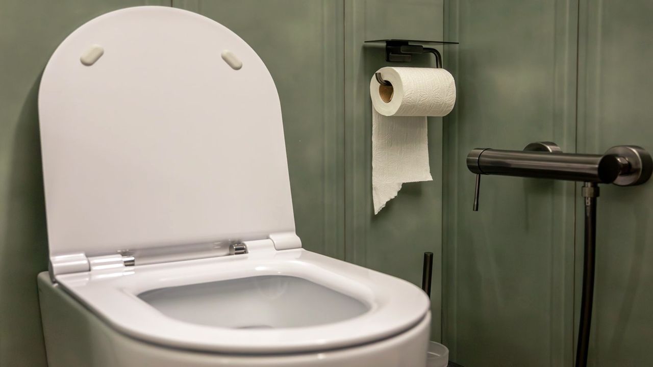 Rede de esgoto não é lixeira: descarte incorreto causa entupimentos e riscos ambientais