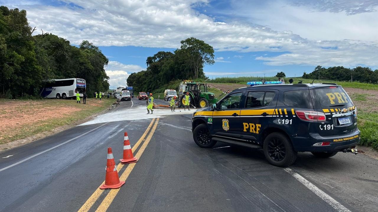 Ônibus colide na traseira de trator na BR-277 e deixa dois feridos em Prudentópolis