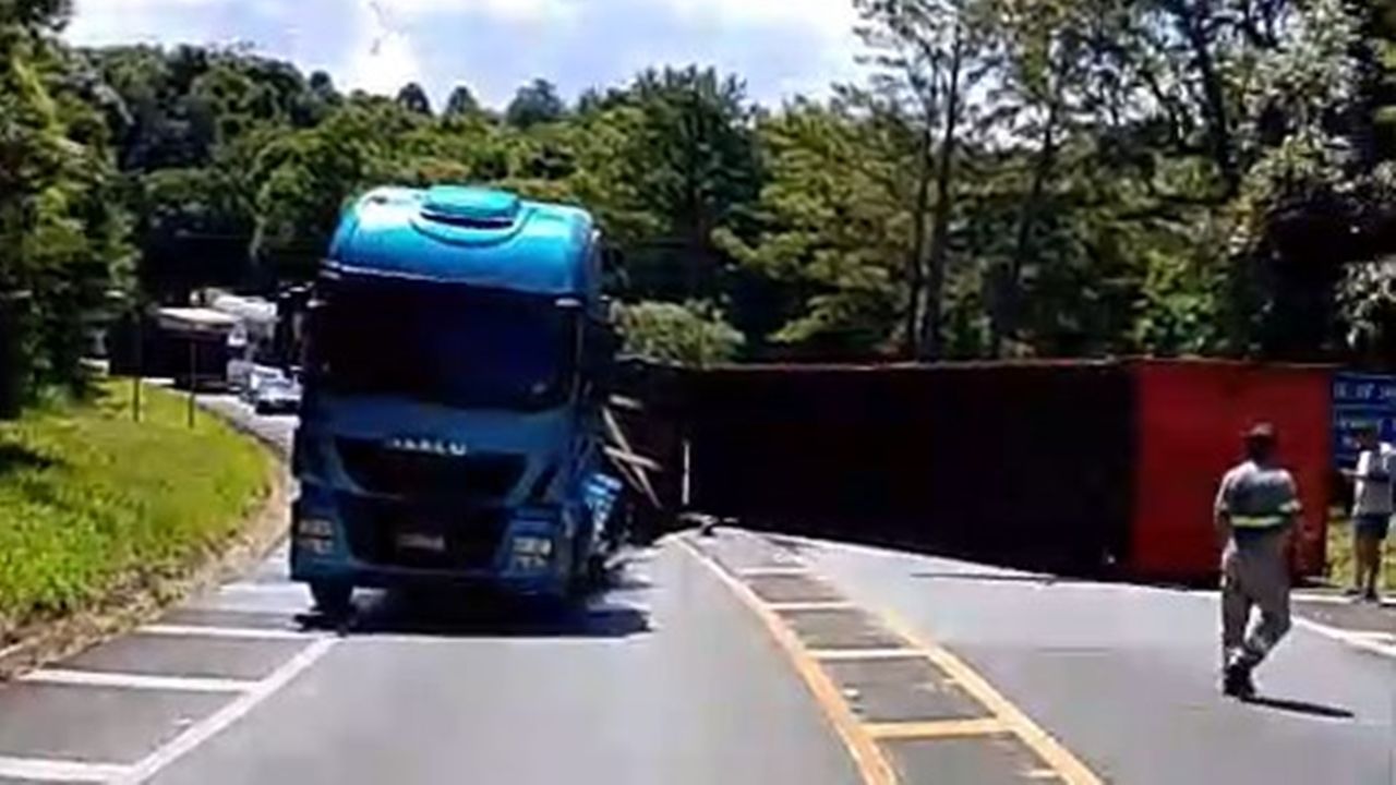 Tombamento de bitrem provoca interdição total na BR-277 e envolve três caminhões em Palmeira; Um dos veículos é de Cascavel