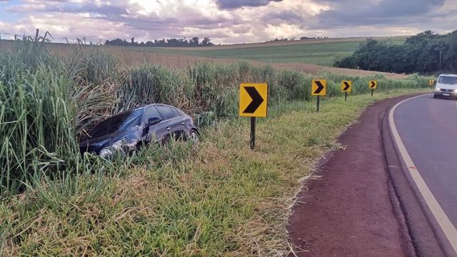 Condutor embriagado é preso após saída de pista na PR-180 em Nova Aurora