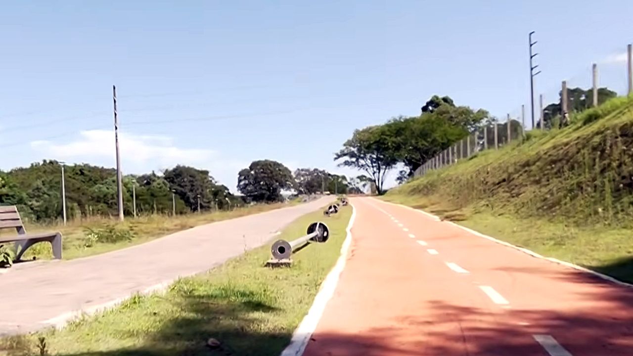 Furto de fios derruba postes e apaga iluminação no Ecopark Morumbi, em Cascavel