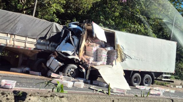Imagem referente a notícia: Colisão traseira entre caminhões na BR-376 provoca interdição total em Guaratuba