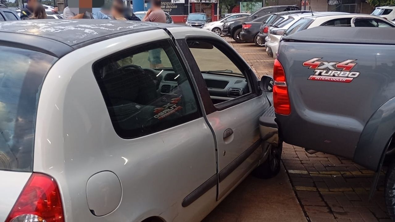 Motorista é detido por embriaguez após colisões em estacionamento de supermercado em Cascavel