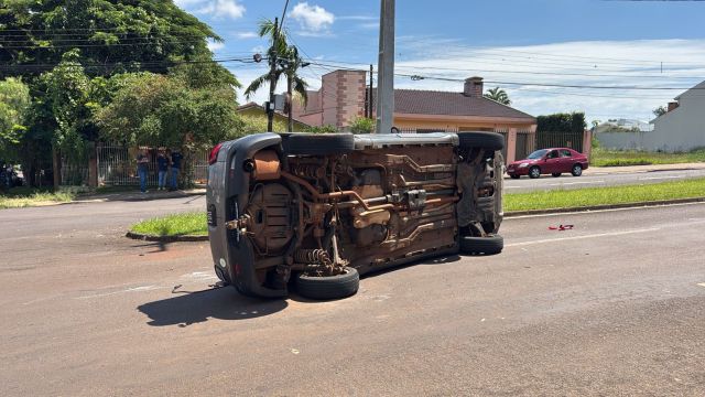 Fiat Toro tomba após colisão em cruzamento do Bairro Tropical, em Cascavel