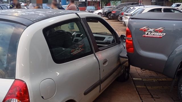 Imagem referente a notícia: Motorista é detido por embriaguez após colisões em estacionamento de supermercado em Cascavel