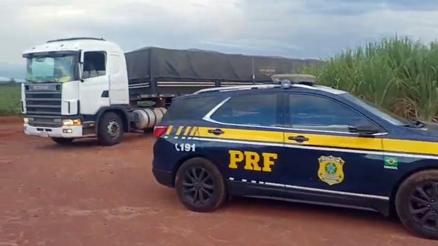 PRF apreende carreta com 450 mil maços de cigarros contrabandeados em Presidente Castelo Branco
