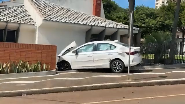 Imagem referente a notícia: Carro perde controle, derruba portão e invade residência após forte batida em Cascavel