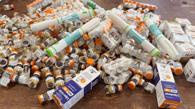 Ônibus na BR-277 é flagrado com medicamentos emagrecedores escondidos em estofados e carga passa de R$ 1,2 milhão