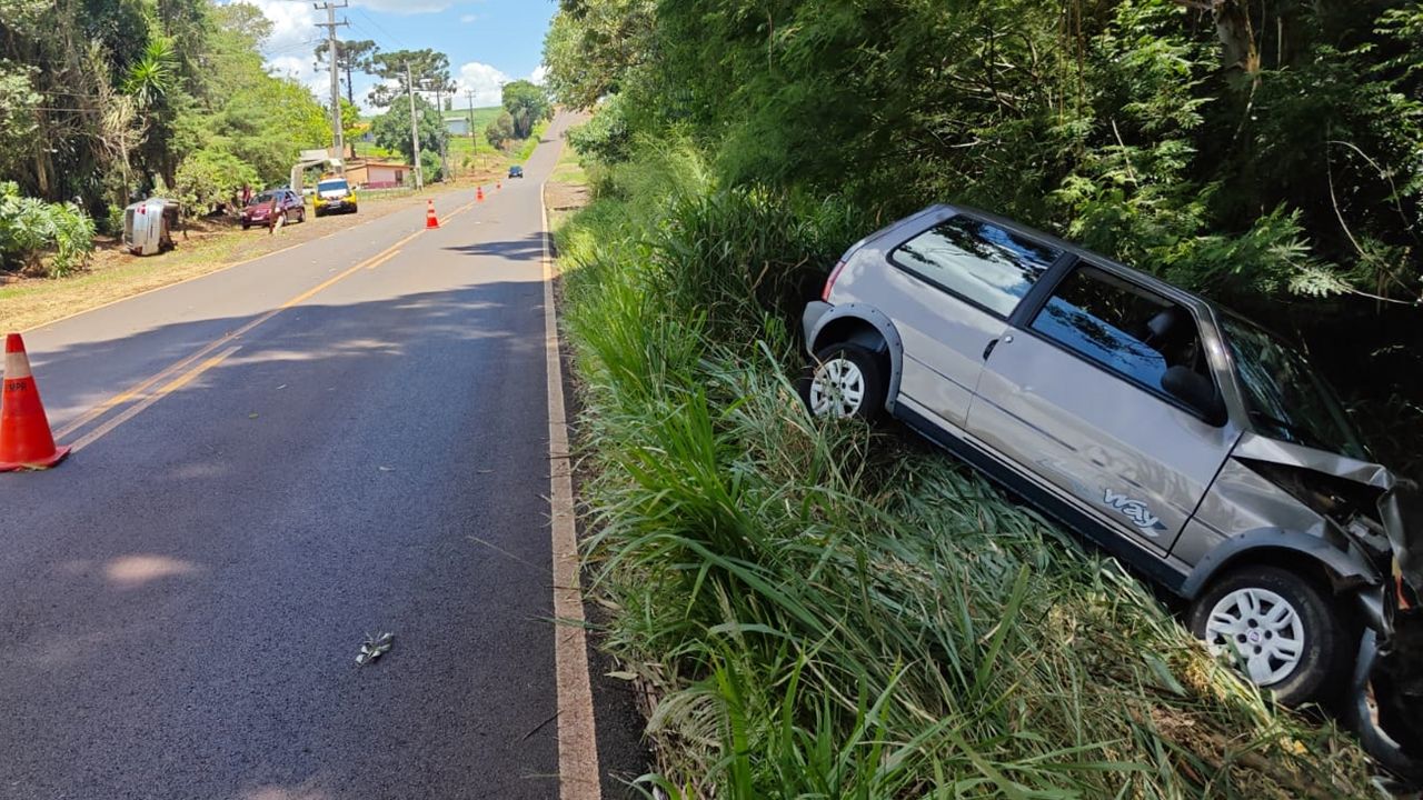 Acidente na PR-474 em Campo Bonito termina com carros contra árvore e poste