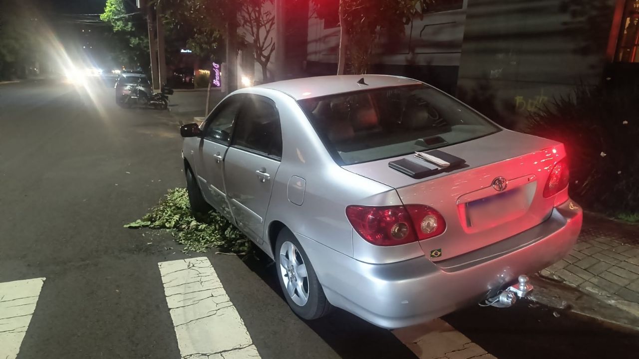 Corolla na contramão causa acidente e motorista é preso por embriaguez no centro de Cascavel