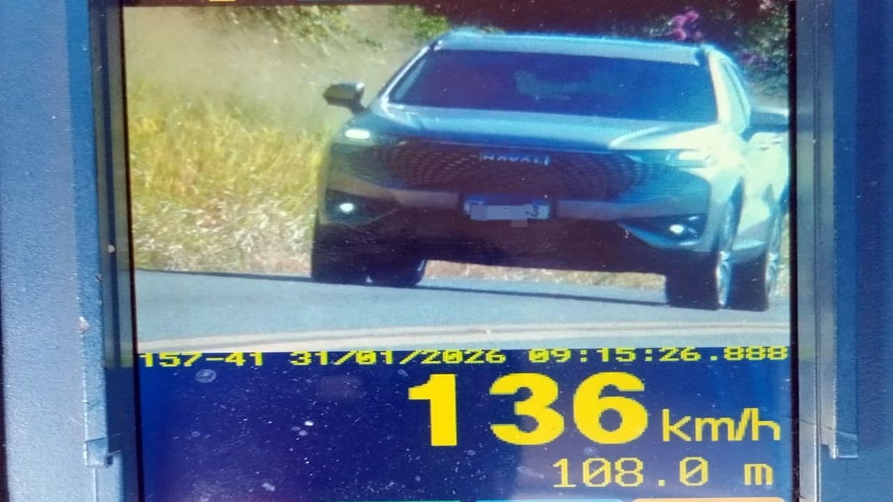 Radar flagra motorista a 136 km/h em trecho perigoso da PR-180 e expõe risco em Cascavel