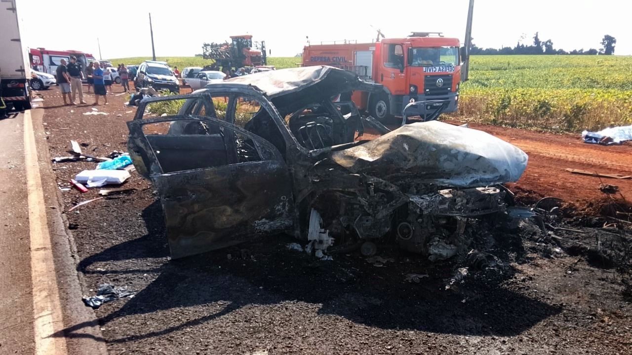 Grave acidente na BR-369: colisão frontal com carro em chamas deixa um morto e quatro feridos graves em Ubiratã