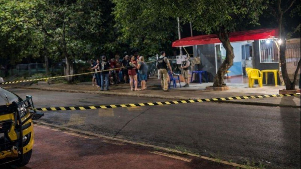 Execução em bar no Oeste do Paraná deixa um morto e jovem ferido; atiradores fogem em moto