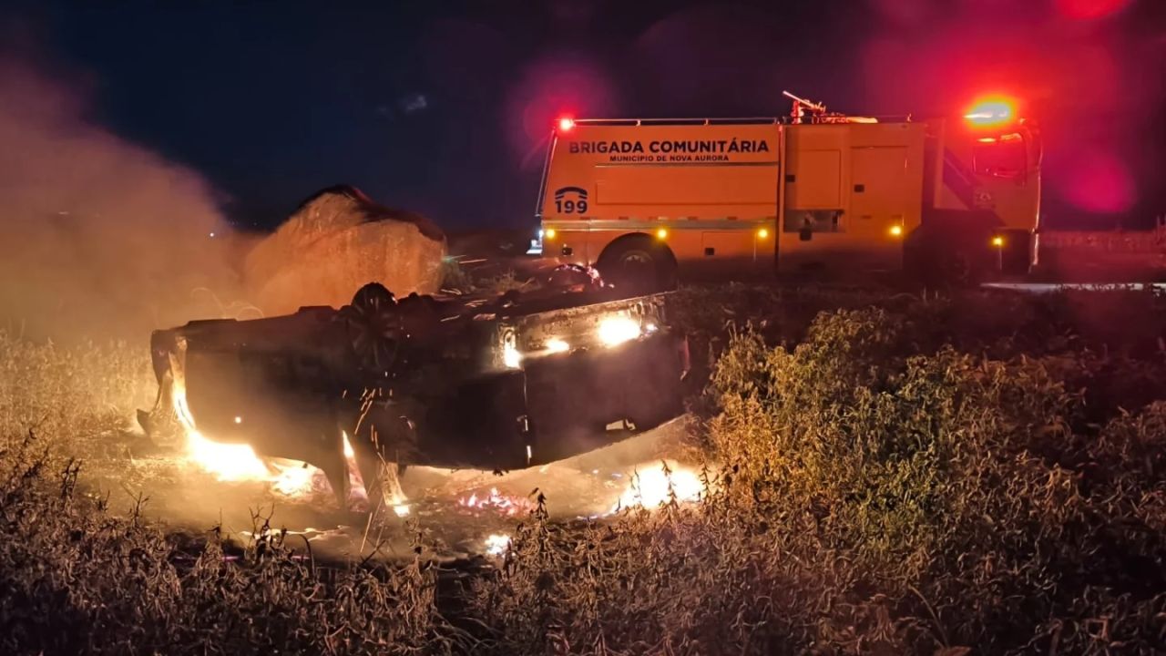 Carro capota, pega fogo e mobiliza brigada na PR-180; veículo é totalmente destruído