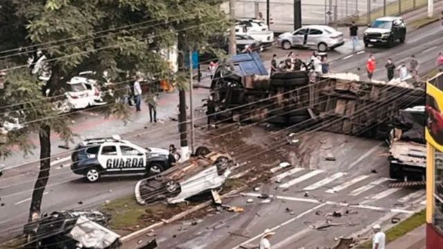 Carreta desgovernada atinge oito veículos, deixa feridos e motorista acaba preso em Chapecó