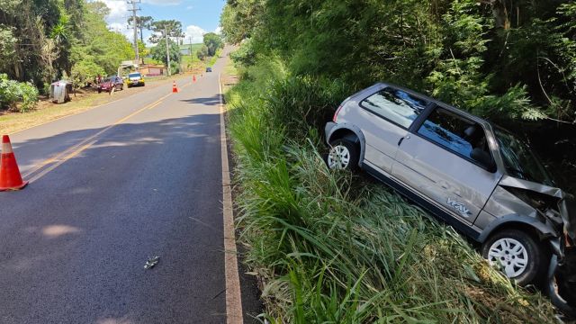 Acidente na PR-474 em Campo Bonito termina com carros contra árvore e poste