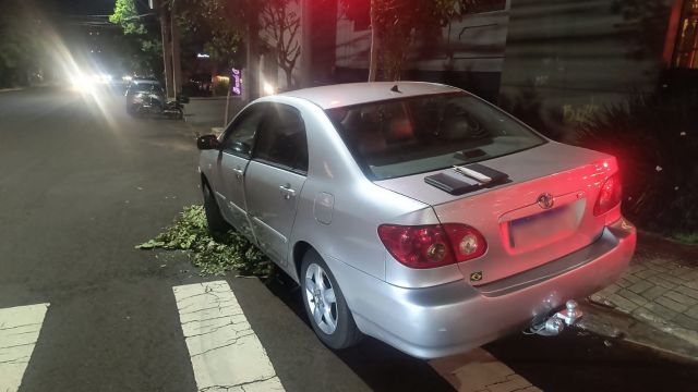 Corolla na contramão causa acidente e motorista é preso por embriaguez no centro de Cascavel