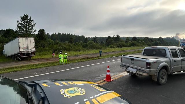 Imagem referente a notícia: Homem de 52 anos morre após colisão frontal com caminhão de Cascavel na BR-277 em Irati