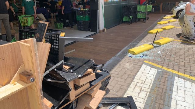 Imagem referente a notícia: BMW invade supermercado em Cascavel e deixa idosa de 90 anos e criança feridas no Centro