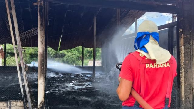 Incêndio destrói aviário em Nova Aurora e mobiliza força-tarefa no Oeste do Paraná