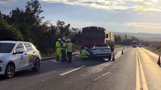 Imagem referente a notícia: Ultrapassagem proibida causa colisão frontal e morte na BR-277, no Paraná