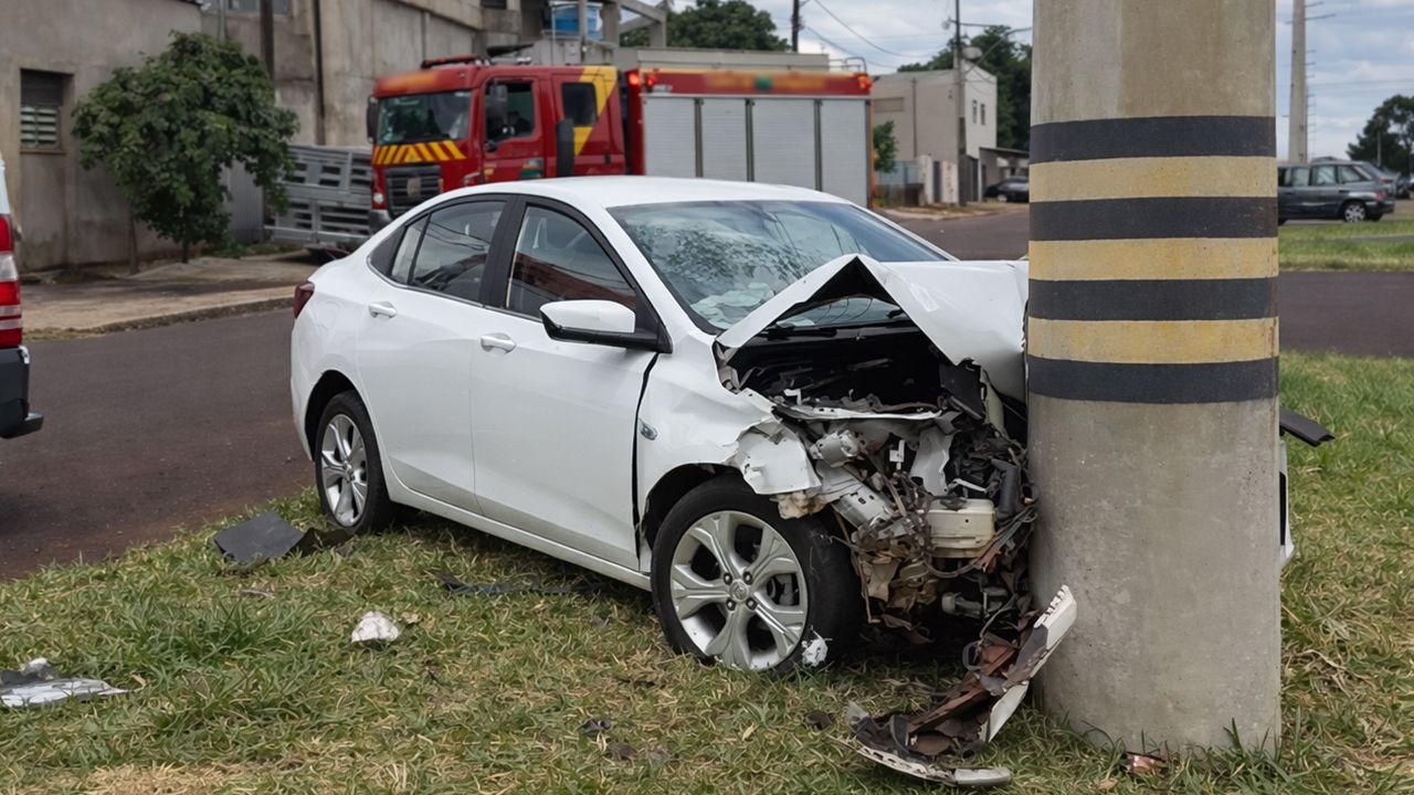 Grave colisão entre Onix e Escort deixa gestante e criança feridas em Cascavel