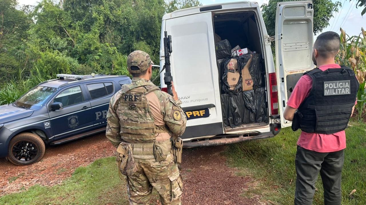 Van lotada com 75 mil maços de cigarros é apreendida em ação conjunta da PRF e PM no Paraná