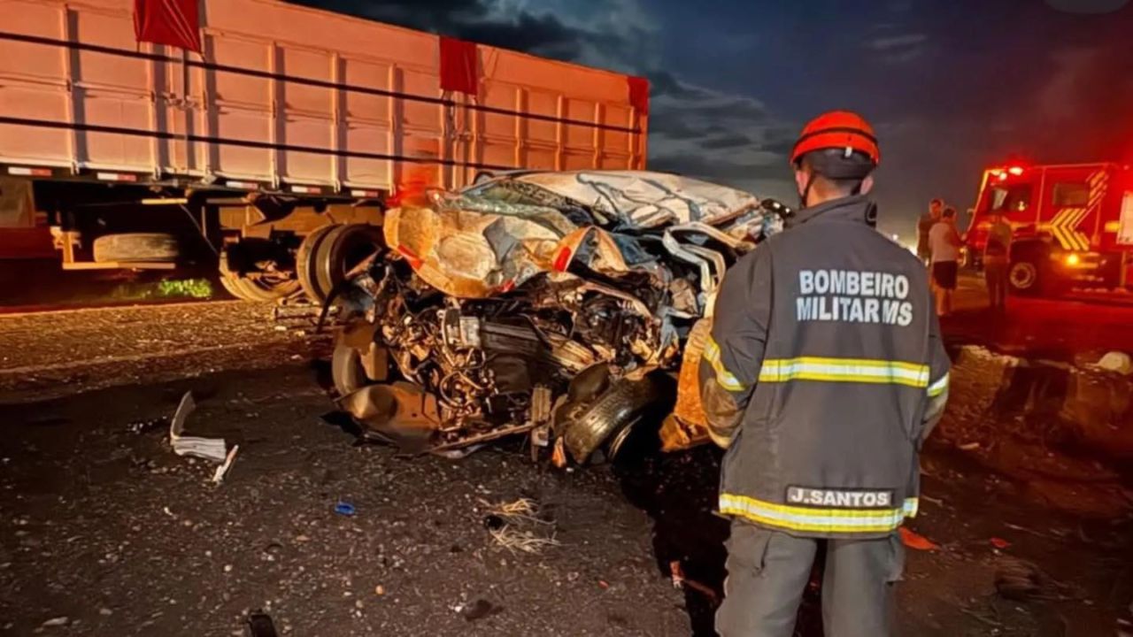 Tragédia: Colisão frontal entre carro e carreta mata três na BR-267 em Mato Grosso do Sul