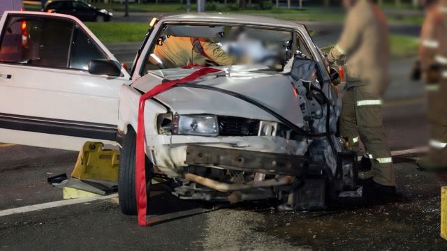 Imagem referente a notícia: Colisão frontal na BR-277 deixa jovem preso às ferragens e mobiliza socorro em Cascavel