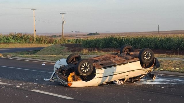 Imagem referente a notícia: Homem morre e outras duas pessoas ficam em estado grave após capotamento na PR-975 em Palotina