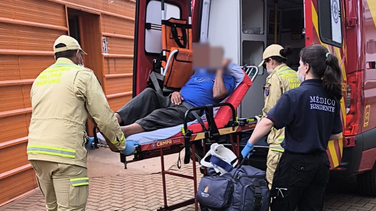 Agressão em banheiro público mobiliza PM e SIATE no Centro de Cascavel; Vítima é levada à UPA